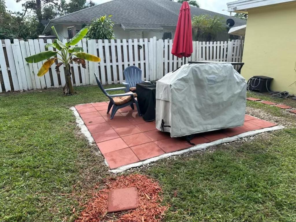 3 Bedroom House Fenced Backyard Private Patio Areas Grill Firepit Plenty Parking! Quick Access 10 Min To Beach Airport Delray West Palm Lake Worth Beach Exterior foto